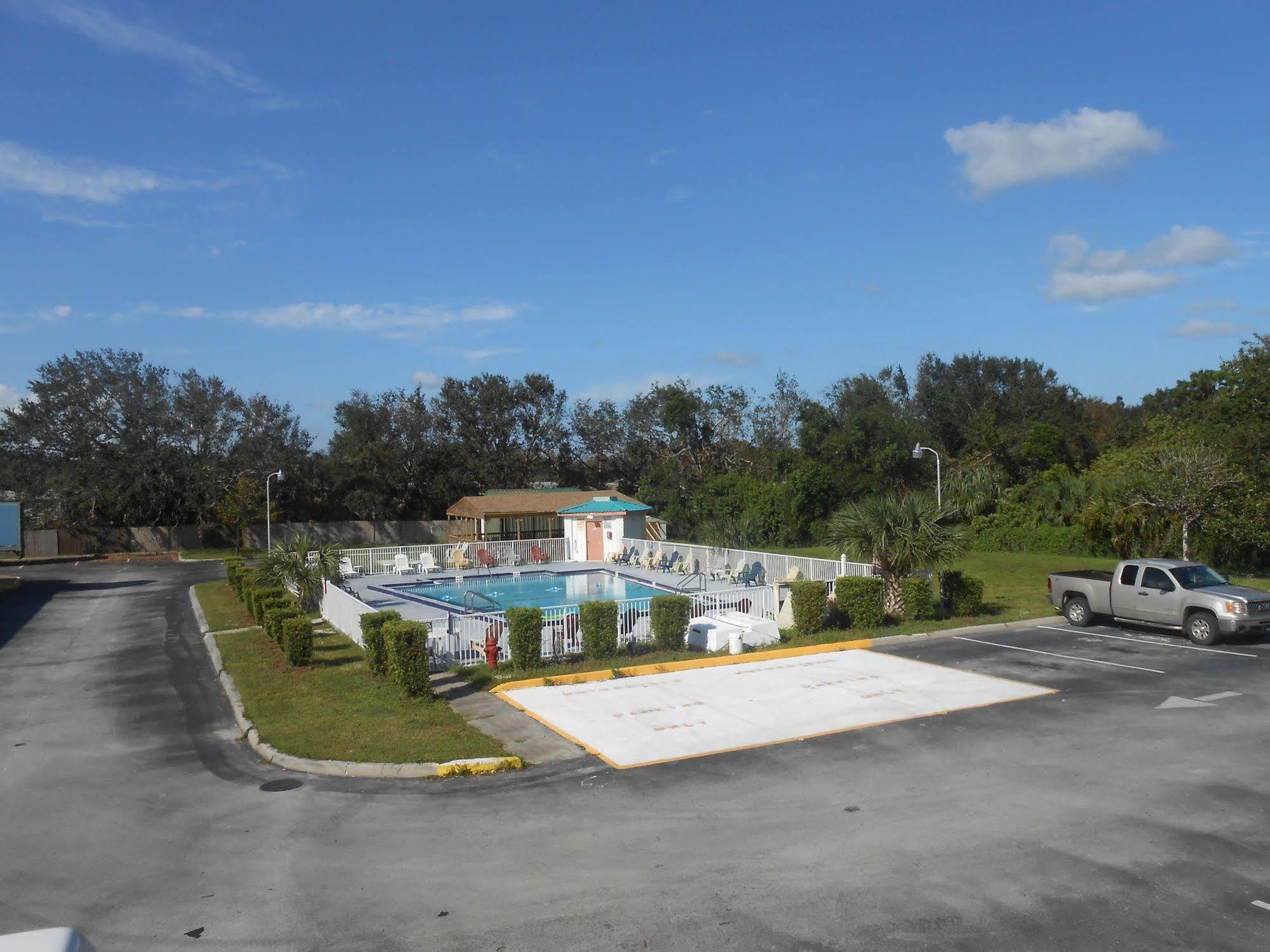 Executive Garden Titusville Hotel Bagian luar foto