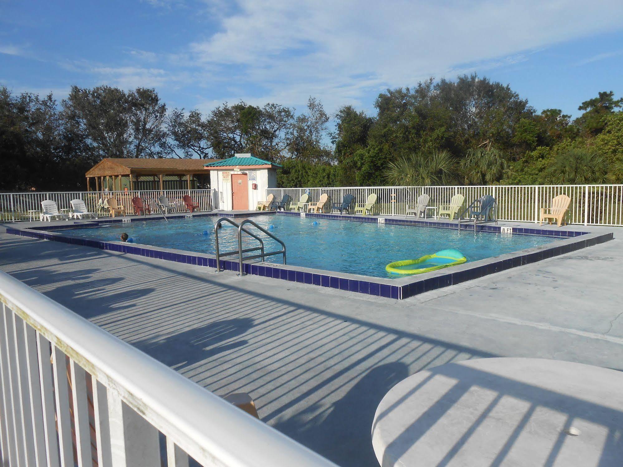 Executive Garden Titusville Hotel Bagian luar foto