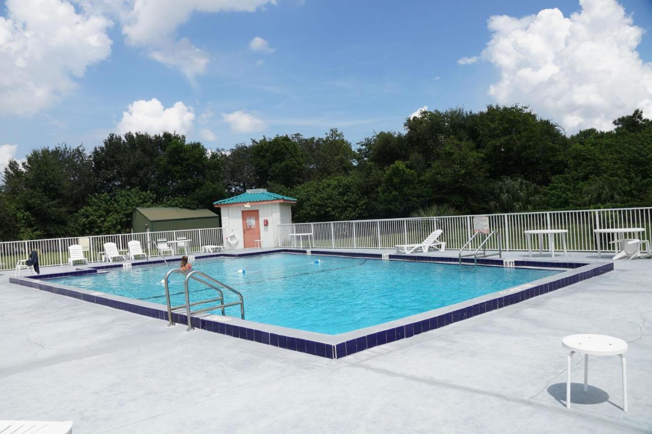 Executive Garden Titusville Hotel Bagian luar foto