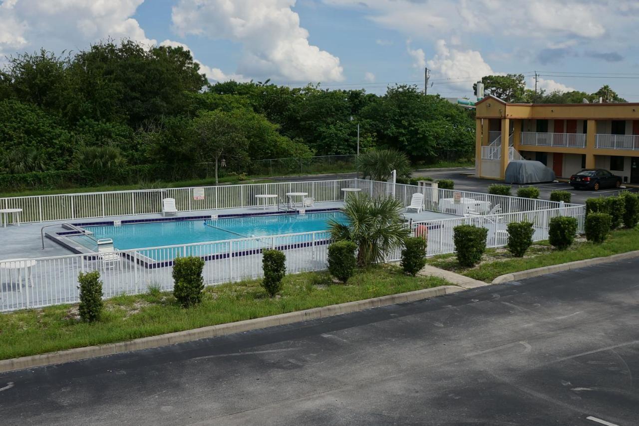 Executive Garden Titusville Hotel Bagian luar foto